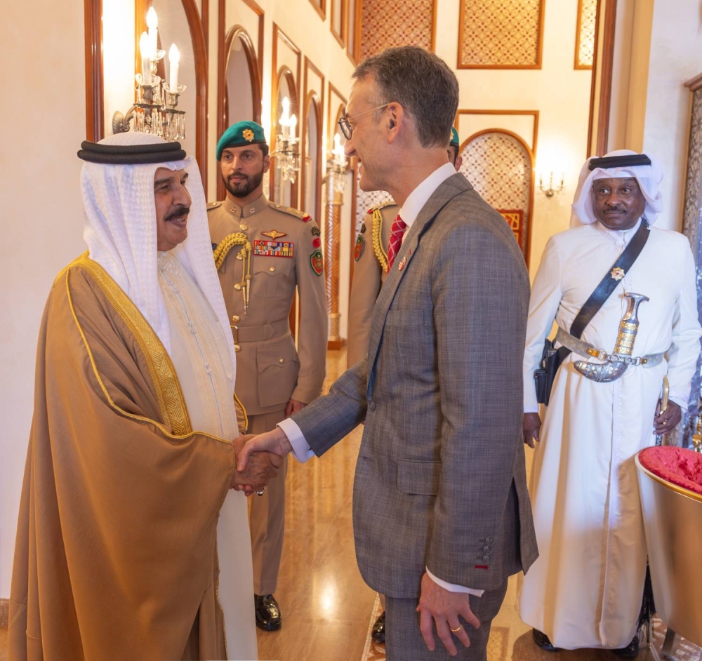 الملك  يستقبل السفير الأمريكي لدى المملكة ويتفضل بمنحه وسام البحرين من الدرجة الأولى