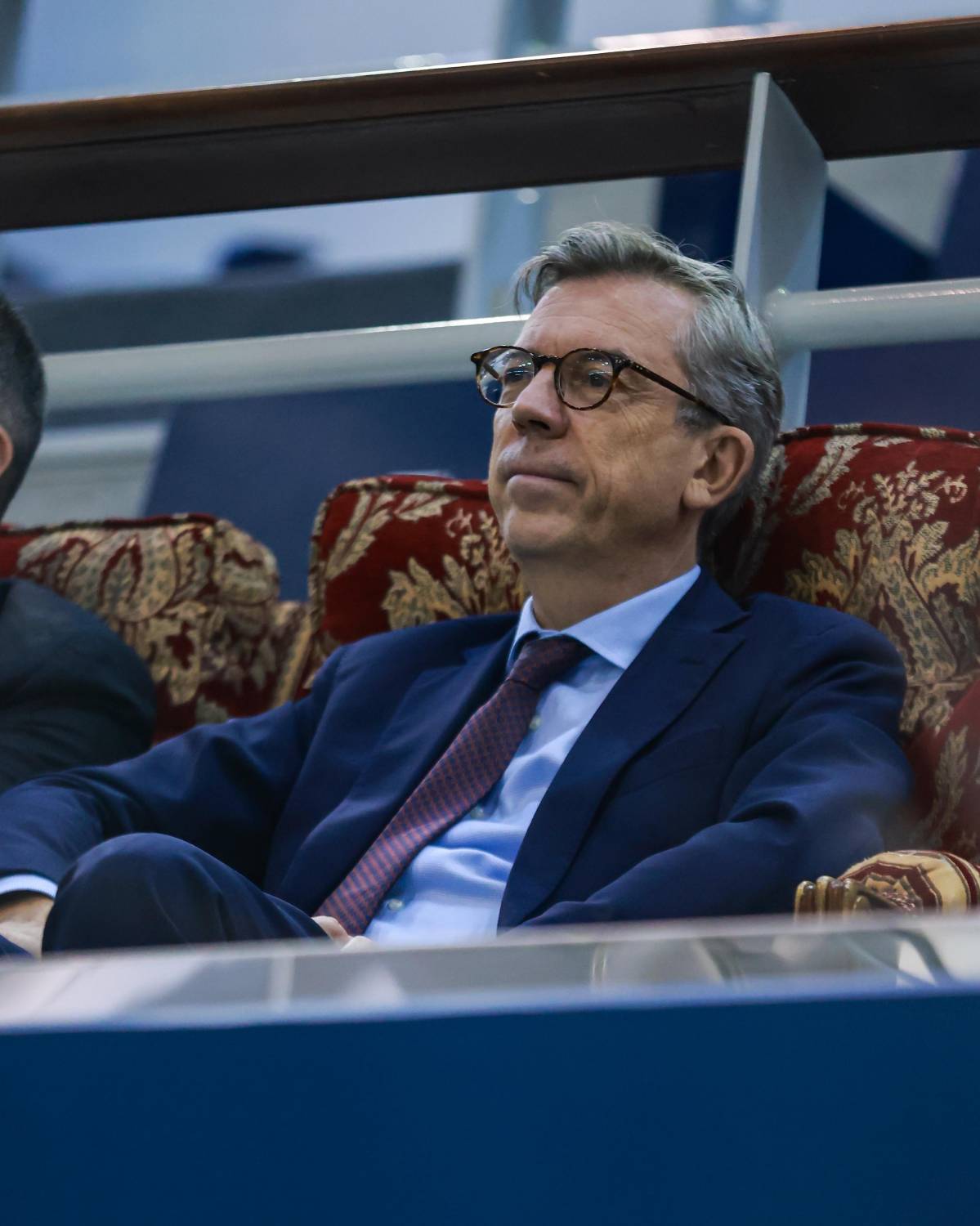 السفير الفرنسي يدعم مدرب "طائرة الأحمر" ومساعده