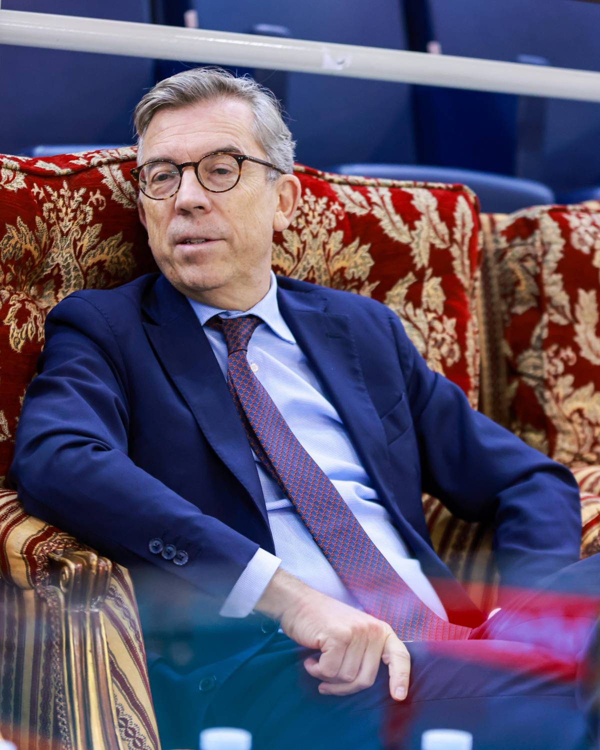 السفير الفرنسي يدعم مدرب "طائرة الأحمر" ومساعده