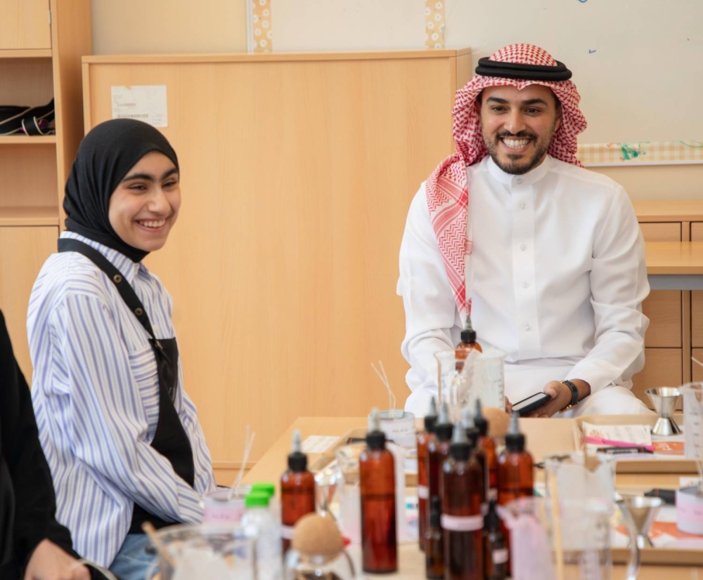 سعادة الشيخ علي بن خليفة آل خليفة يزور أكاديمية الشباب ويشارك الطلاب يومهم الصيفي