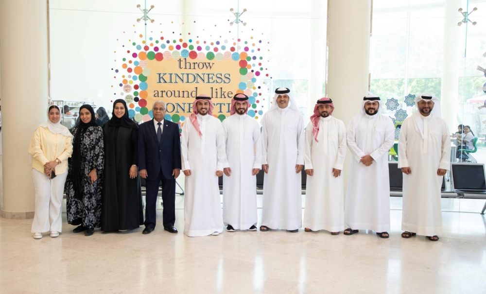 سعادة الشيخ علي بن خليفة آل خليفة يزور أكاديمية الشباب ويشارك الطلاب يومهم الصيفي