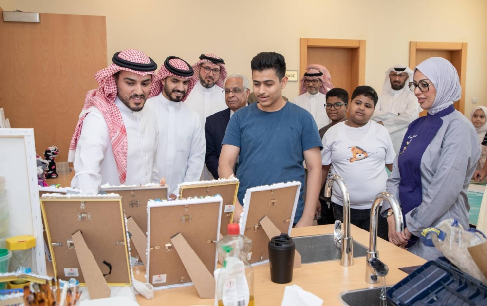 سعادة الشيخ علي بن خليفة آل خليفة يزور أكاديمية الشباب ويشارك الطلاب يومهم الصيفي