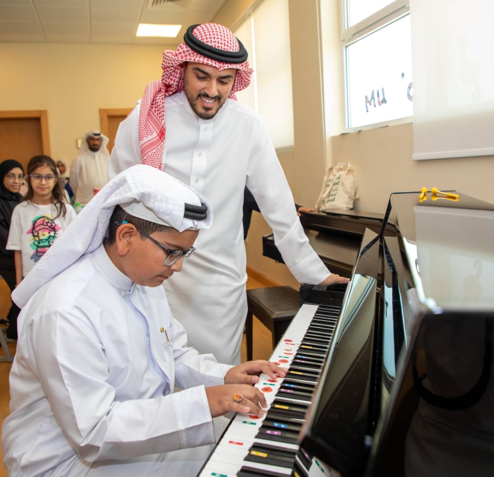 سعادة الشيخ علي بن خليفة آل خليفة يزور أكاديمية الشباب ويشارك الطلاب يومهم الصيفي