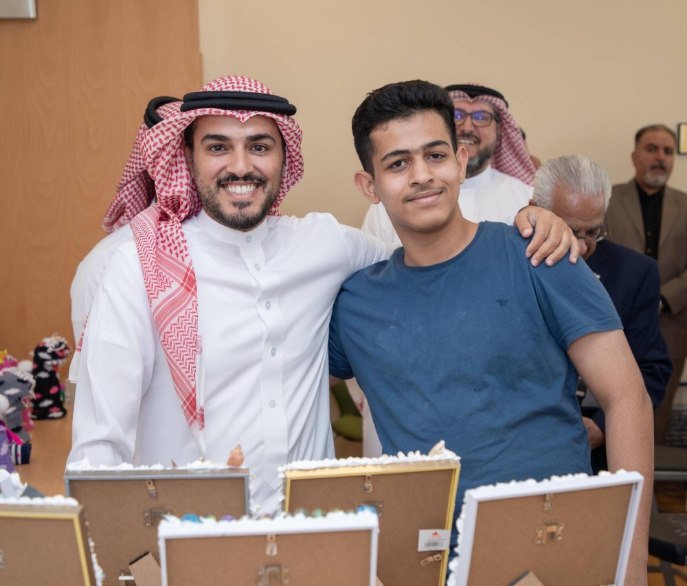 سعادة الشيخ علي بن خليفة آل خليفة يزور أكاديمية الشباب ويشارك الطلاب يومهم الصيفي