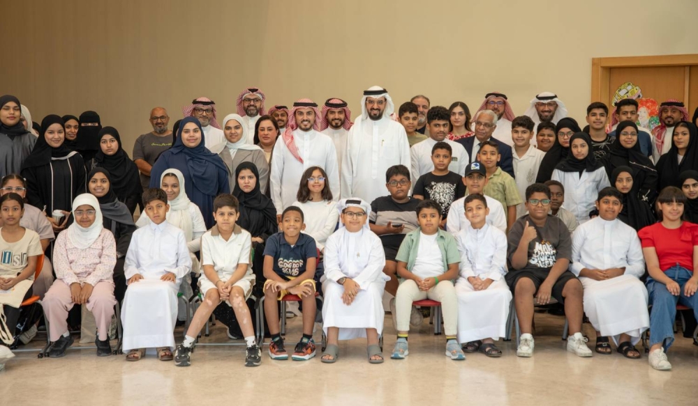 سعادة الشيخ علي بن خليفة آل خليفة يزور أكاديمية الشباب ويشارك الطلاب يومهم الصيفي