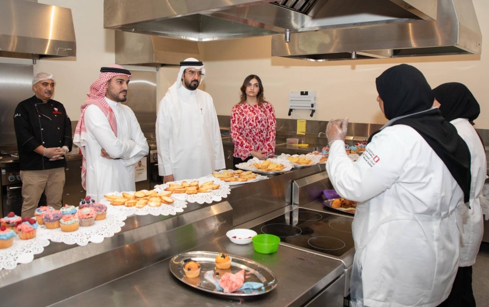 سعادة الشيخ علي بن خليفة آل خليفة يزور أكاديمية الشباب ويشارك الطلاب يومهم الصيفي