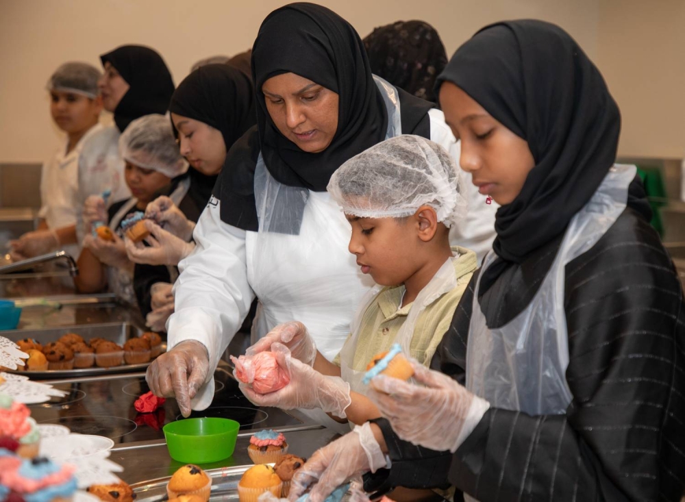 سعادة الشيخ علي بن خليفة آل خليفة يزور أكاديمية الشباب ويشارك الطلاب يومهم الصيفي