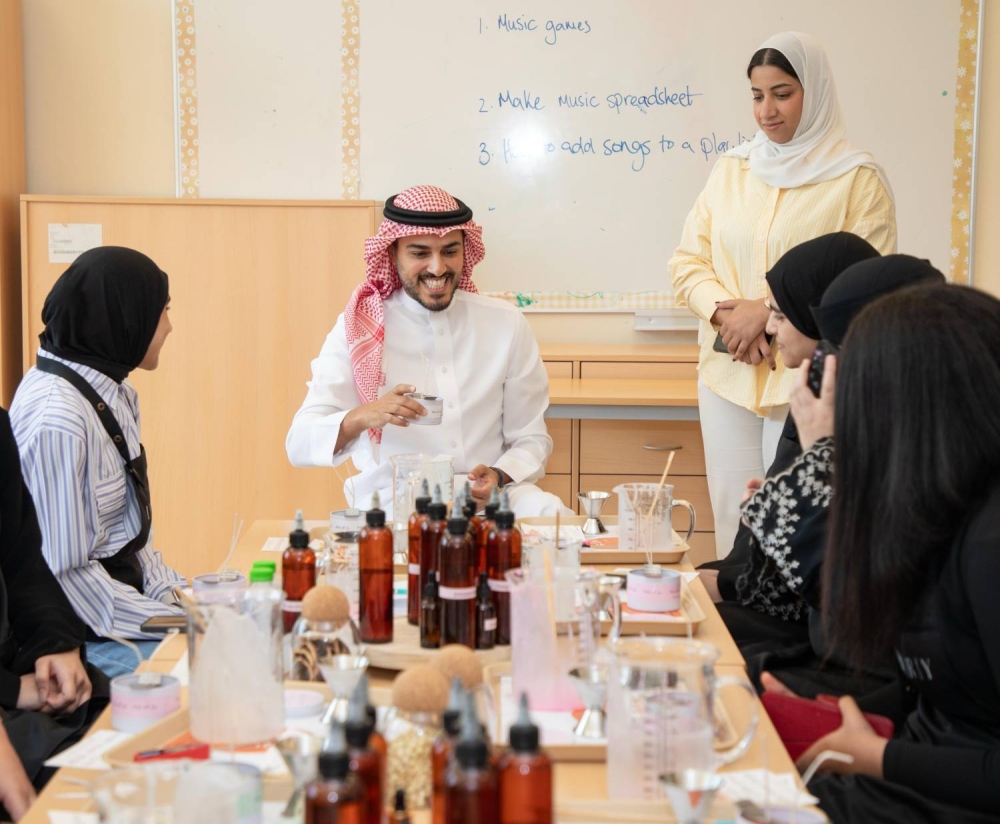 سعادة الشيخ علي بن خليفة آل خليفة يزور أكاديمية الشباب ويشارك الطلاب يومهم الصيفي