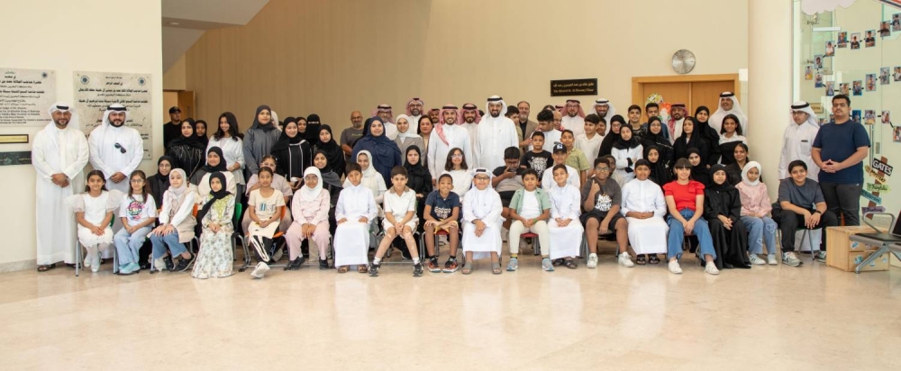 سعادة الشيخ علي بن خليفة آل خليفة يزور أكاديمية الشباب ويشارك الطلاب يومهم الصيفي