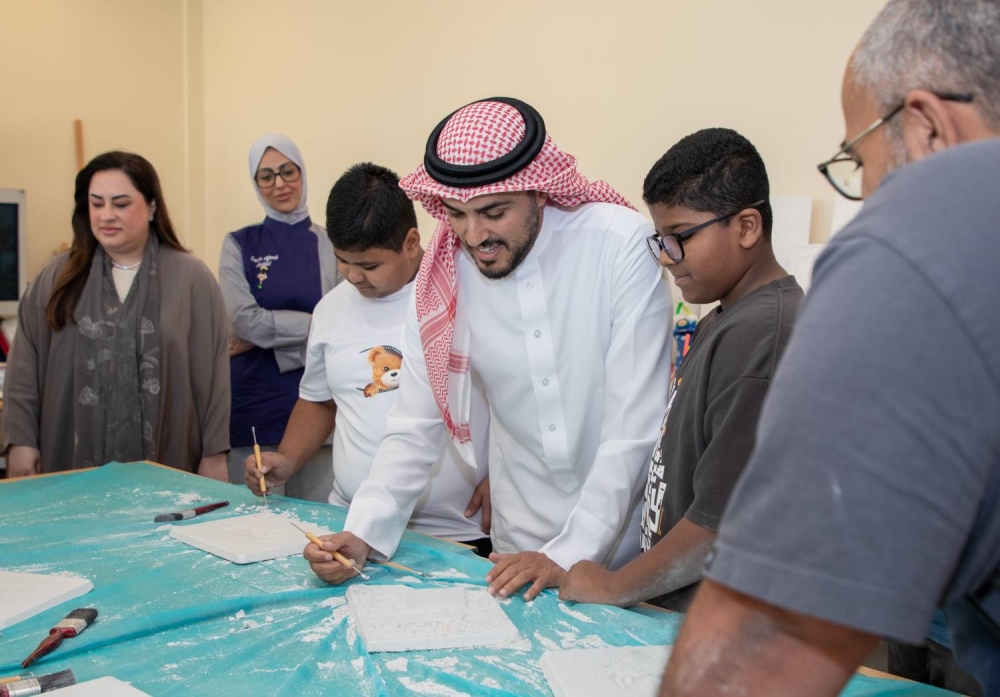 سعادة الشيخ علي بن خليفة آل خليفة يزور أكاديمية الشباب ويشارك الطلاب يومهم الصيفي