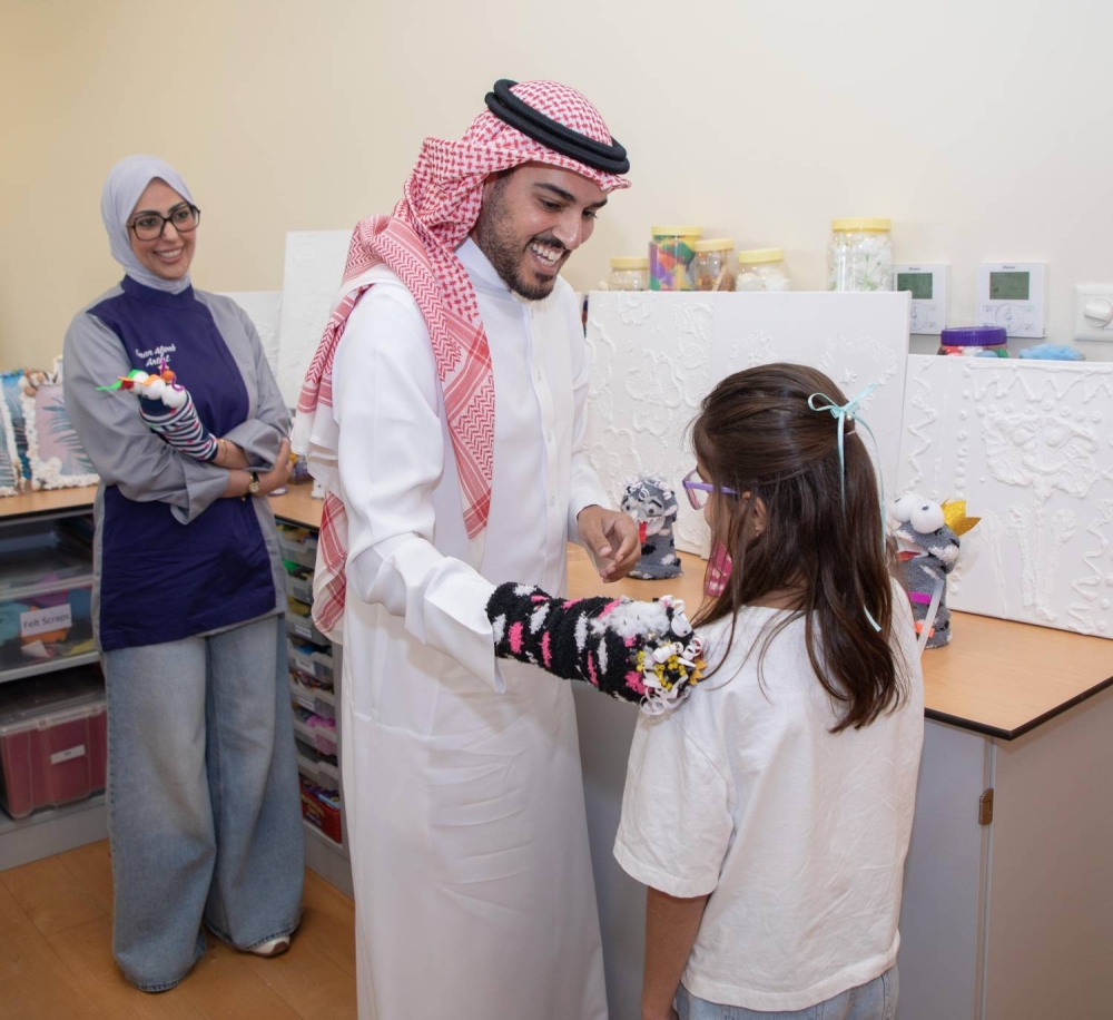 سعادة الشيخ علي بن خليفة آل خليفة يزور أكاديمية الشباب ويشارك الطلاب يومهم الصيفي