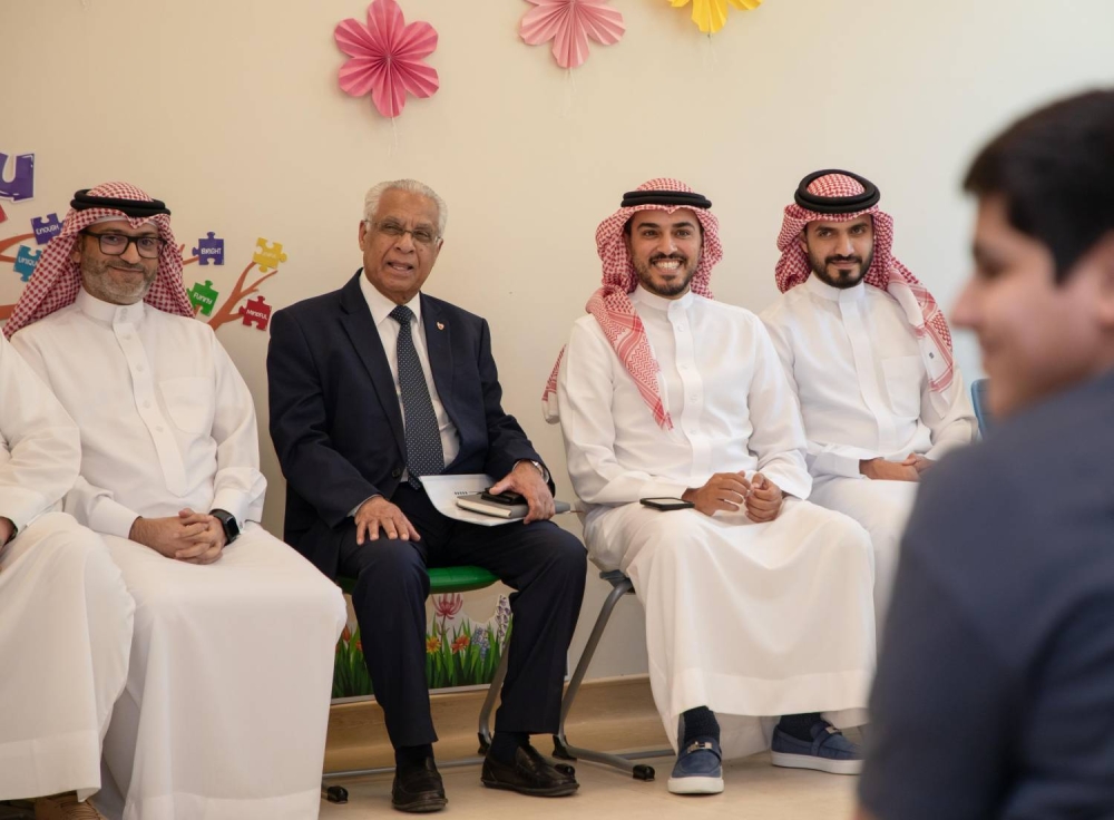 سعادة الشيخ علي بن خليفة آل خليفة يزور أكاديمية الشباب ويشارك الطلاب يومهم الصيفي