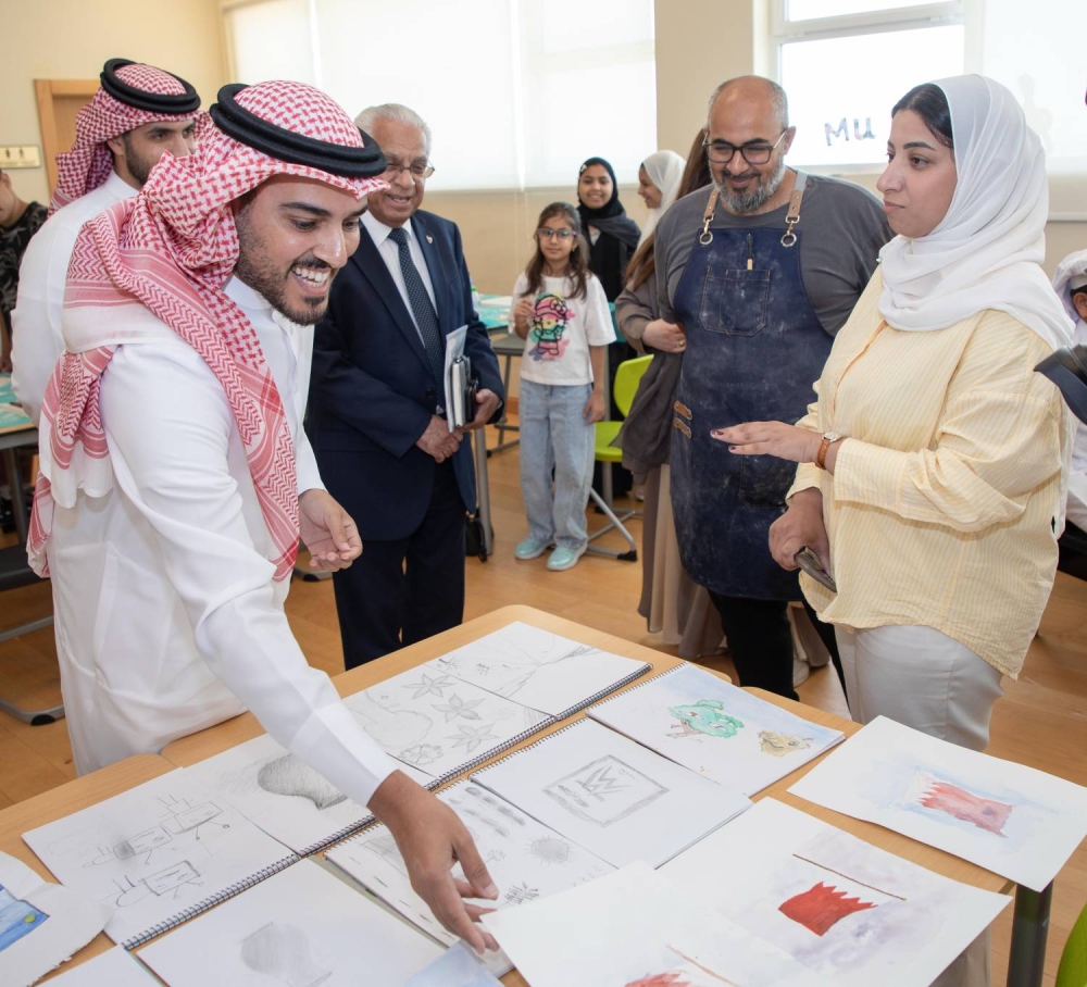 سعادة الشيخ علي بن خليفة آل خليفة يزور أكاديمية الشباب ويشارك الطلاب يومهم الصيفي