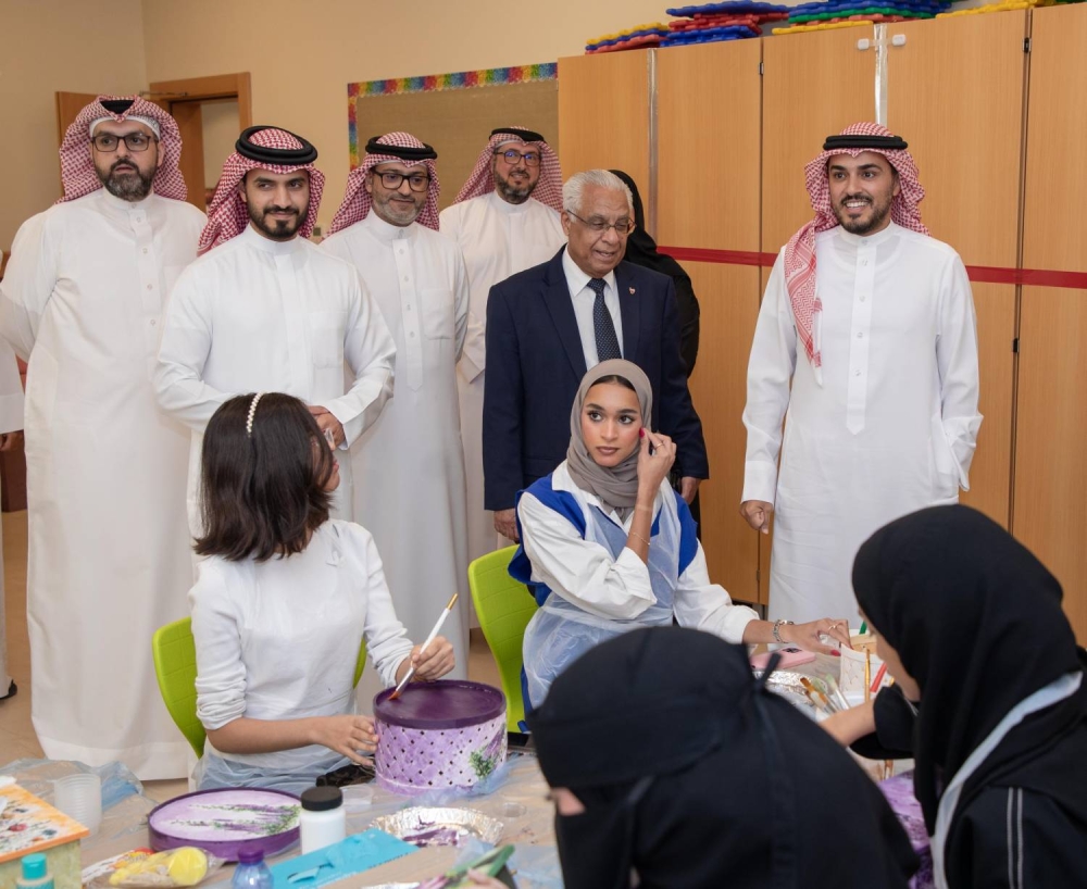 سعادة الشيخ علي بن خليفة آل خليفة يزور أكاديمية الشباب ويشارك الطلاب يومهم الصيفي