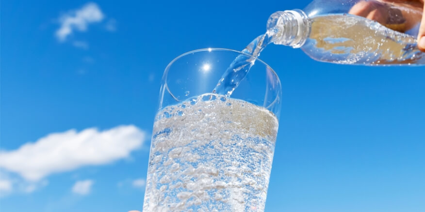 أبرزها تحسين الهضم.. فوائد مذهلة لتناول المياه الغازية مع الليمون