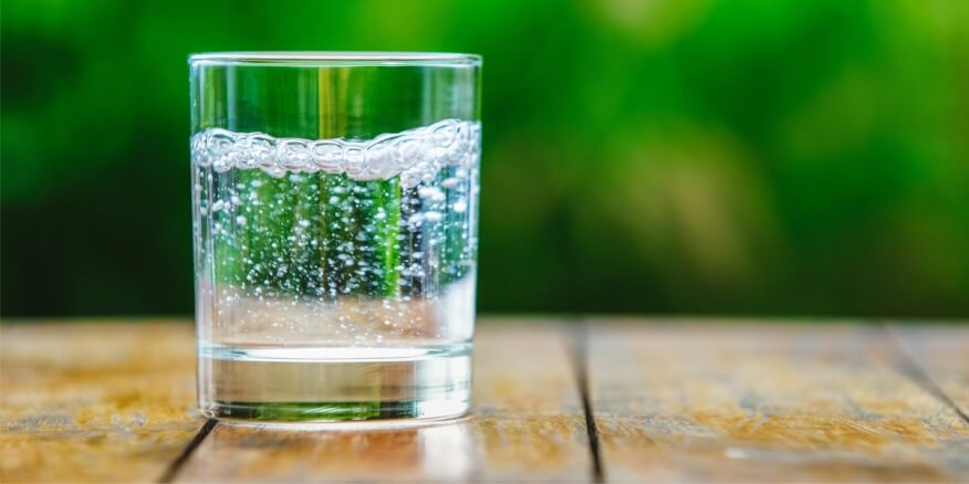 أبرزها تحسين الهضم.. فوائد مذهلة لتناول المياه الغازية مع الليمون