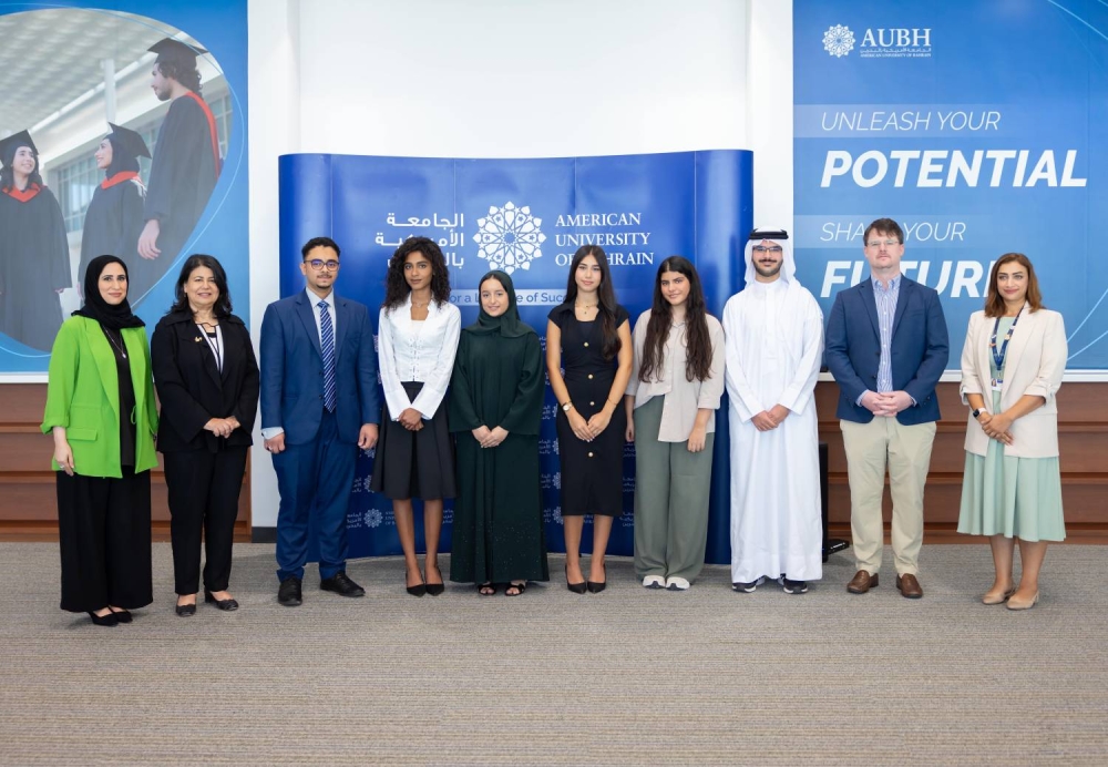 الجامعة الأمريكية بالبحرين تمنح ستة طلاب بحرينيين متميزين منح دراسية كاملة