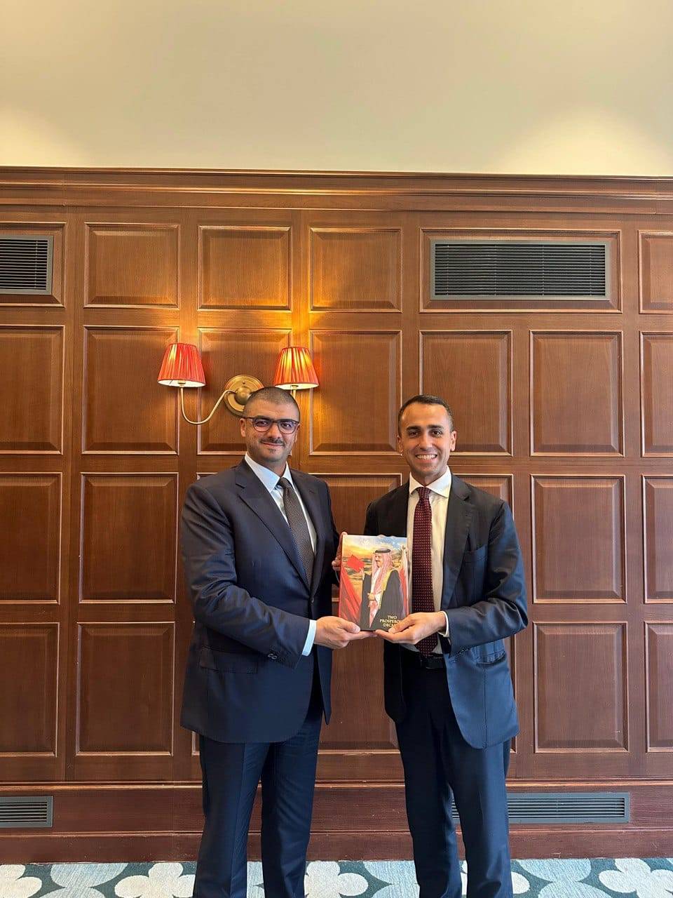 المدير التنفيذي لمركز البحرين للدراسات الاستراتيجية والدولية والطاقة "دراسات" يجتمع مع الممثل الخاص للاتحاد الأوروبي لمنطقة الخليج