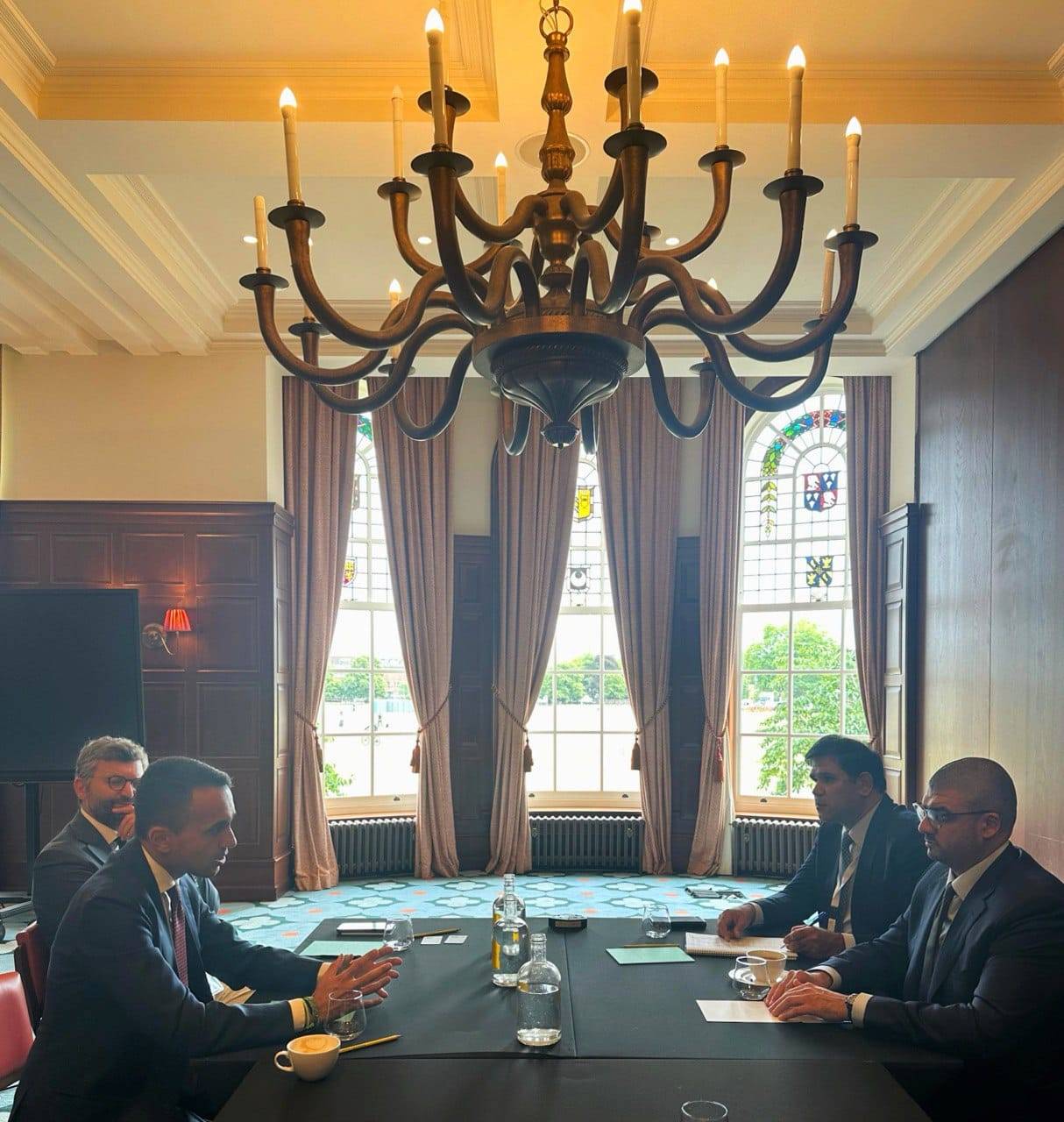 المدير التنفيذي لمركز البحرين للدراسات الاستراتيجية والدولية والطاقة "دراسات" يجتمع مع الممثل الخاص للاتحاد الأوروبي لمنطقة الخليج