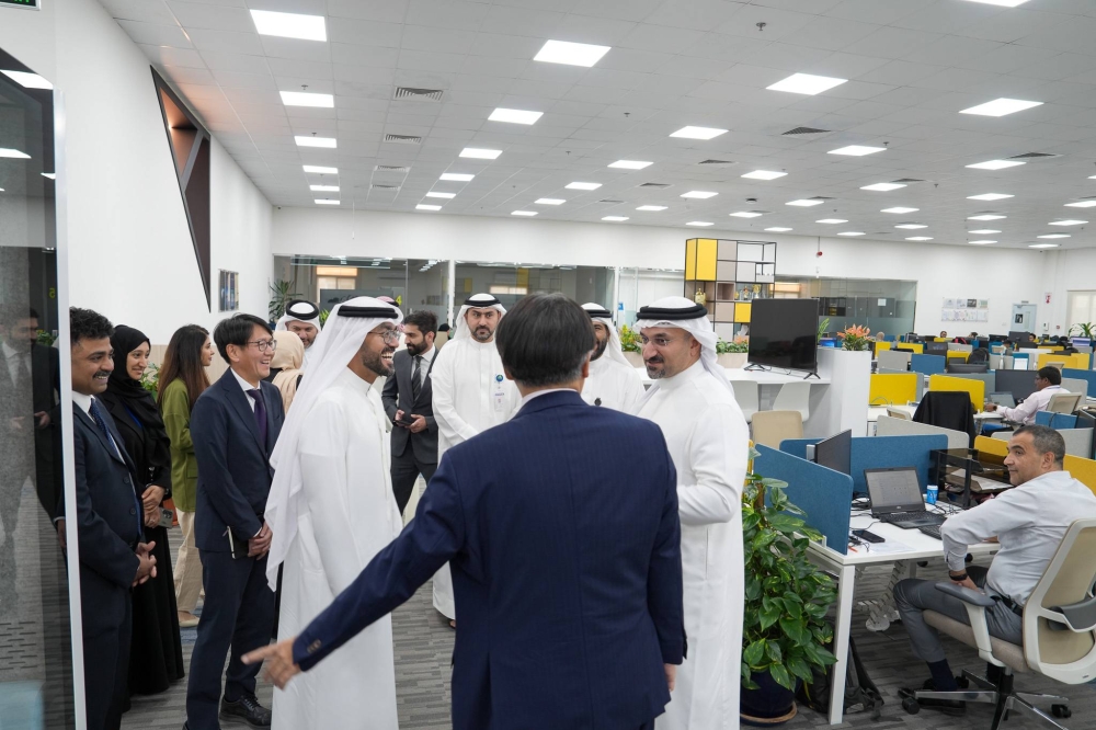 وزير الصناعة والتجارة يزور عدد من المصانع بمنطقة البحرين العالمية للاستثمار