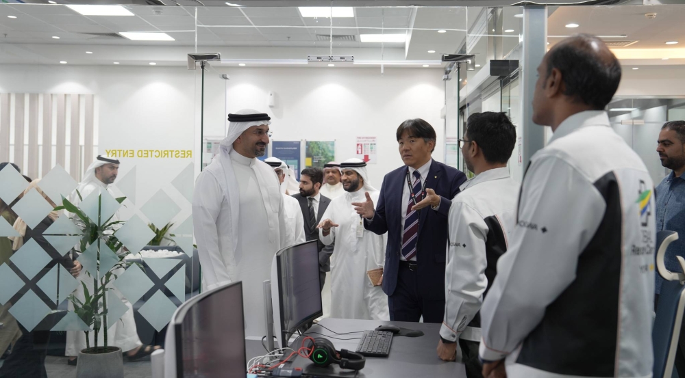 وزير الصناعة والتجارة يزور عدد من المصانع بمنطقة البحرين العالمية للاستثمار