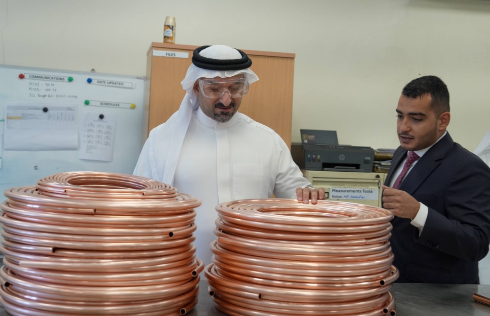 وزير الصناعة والتجارة يزور عدد من المصانع بمنطقة البحرين العالمية للاستثمار