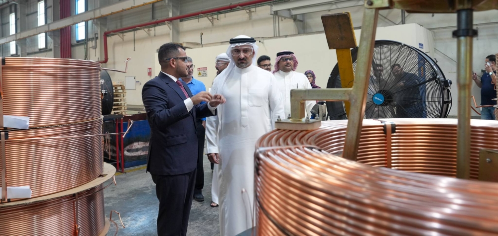 وزير الصناعة والتجارة يزور عدد من المصانع بمنطقة البحرين العالمية للاستثمار