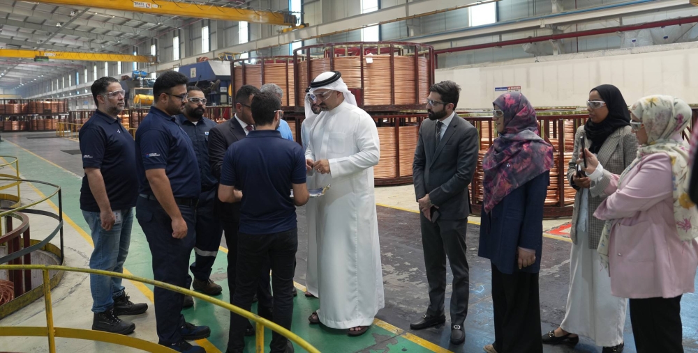 وزير الصناعة والتجارة يزور عدد من المصانع بمنطقة البحرين العالمية للاستثمار