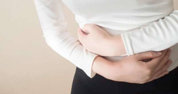 متى يكون ألم البطن خطيرًا؟.. 9 علامات تحذيرية