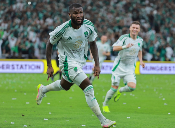 فرانك كيسي يقترب من الرحيل عن الأهلي السعودي بعد عروض إيطالية مغرية