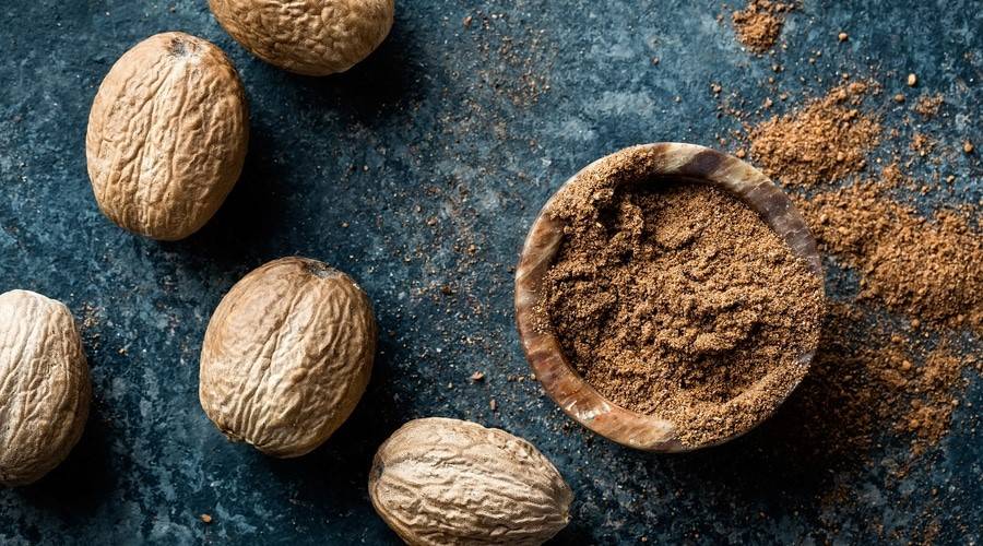 هل جربت جوزة الطيب؟.. بهار صغير بفوائد مذهلة للصحة والجمال