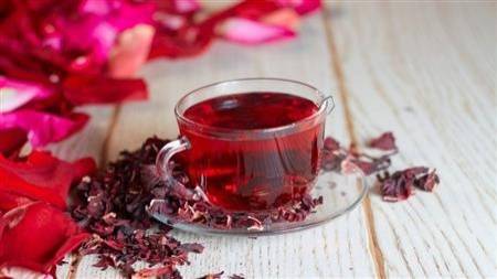 الكركديه الساخن.. مشروب مذهل لصحة القلب والمعدة والتخسيس