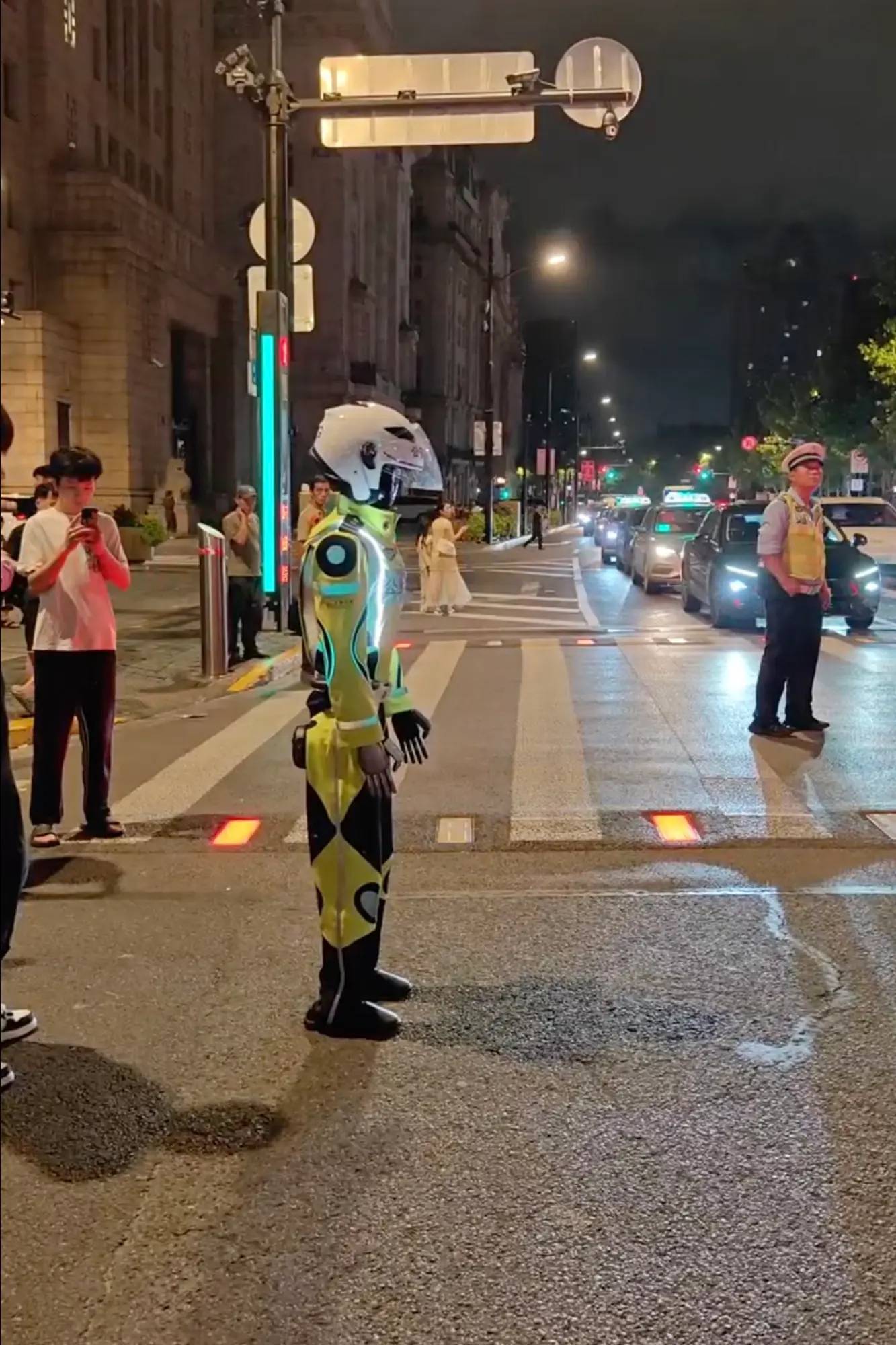 الصين تختبر &laquo;روبوت&raquo; كشرطي لإدارة المرور في شوارع شنغهاي