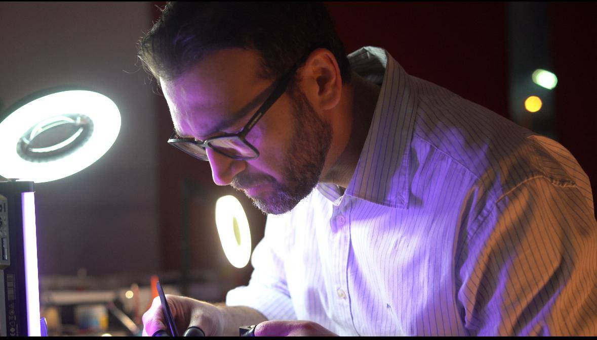 محمود قناطي يحصل على اعتمادين عالميين في علم صناعة الساعات من مؤسستين مرموقتين في سويسرا