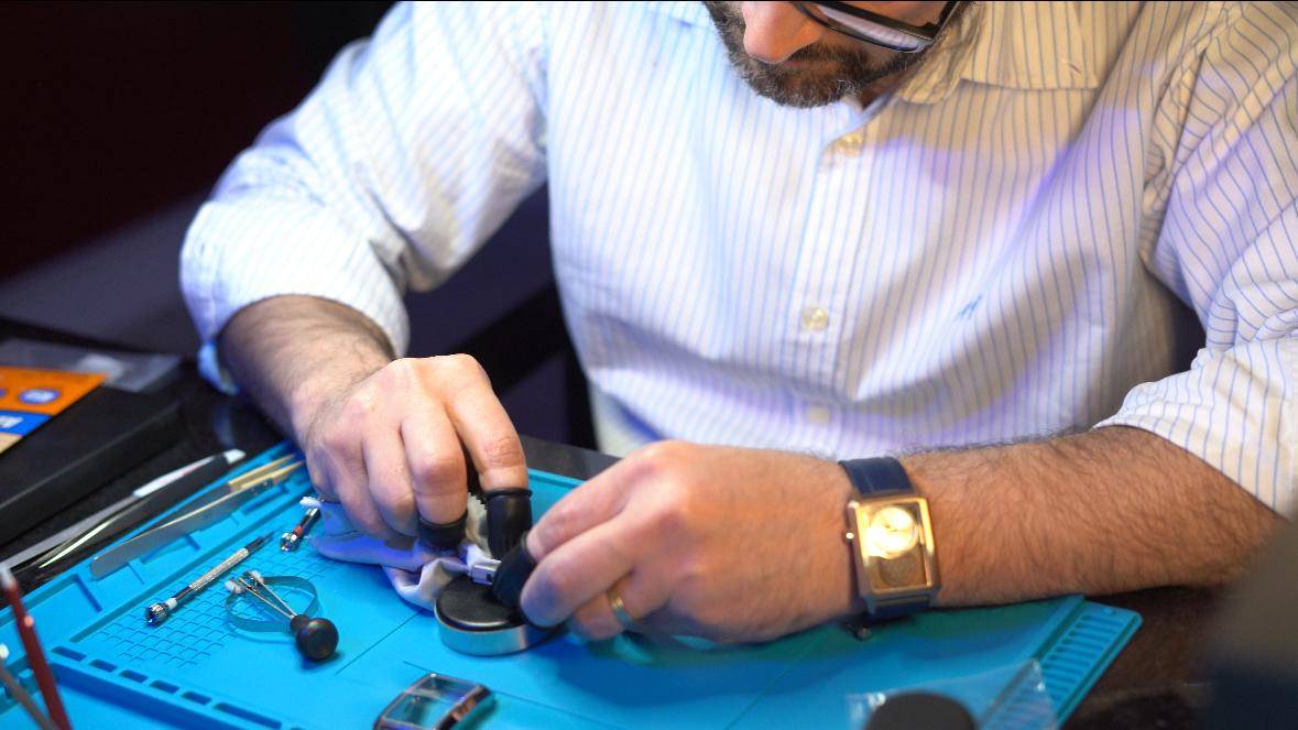 محمود قناطي يحصل على اعتمادين عالميين في علم صناعة الساعات من مؤسستين مرموقتين في سويسرا