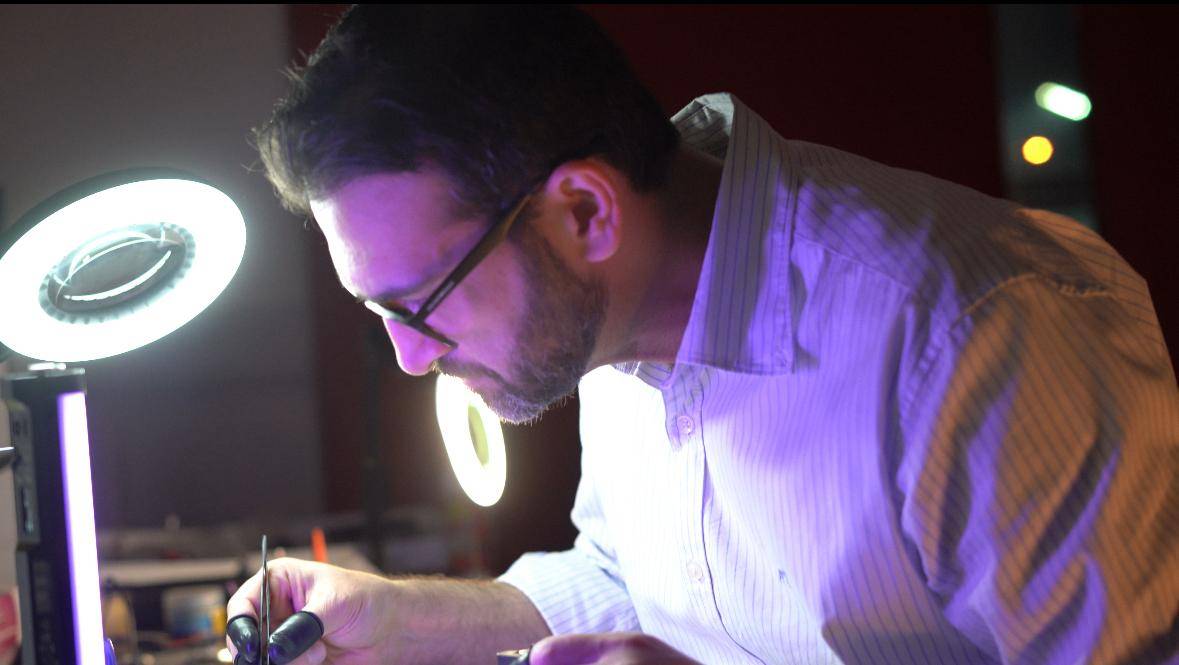 محمود قناطي يحصل على اعتمادين عالميين في علم صناعة الساعات من مؤسستين مرموقتين في سويسرا