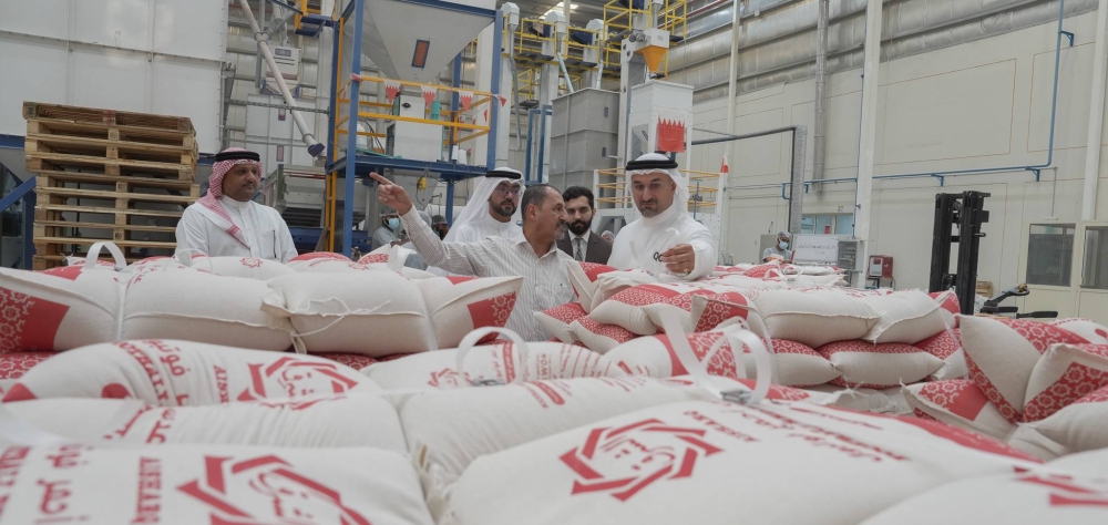 وزير الصناعة والتجارة يقوم بزيارة تفقدية إلى مصنع "التعاون للمواد الغذائية" بمدينة سلمان الصناعية
