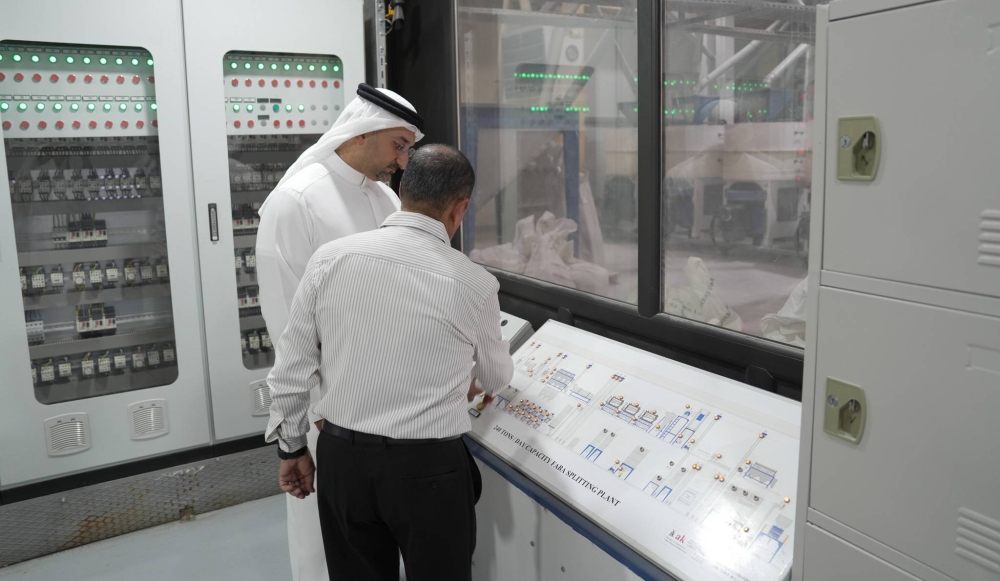 وزير الصناعة والتجارة يقوم بزيارة تفقدية إلى مصنع "التعاون للمواد الغذائية" بمدينة سلمان الصناعية