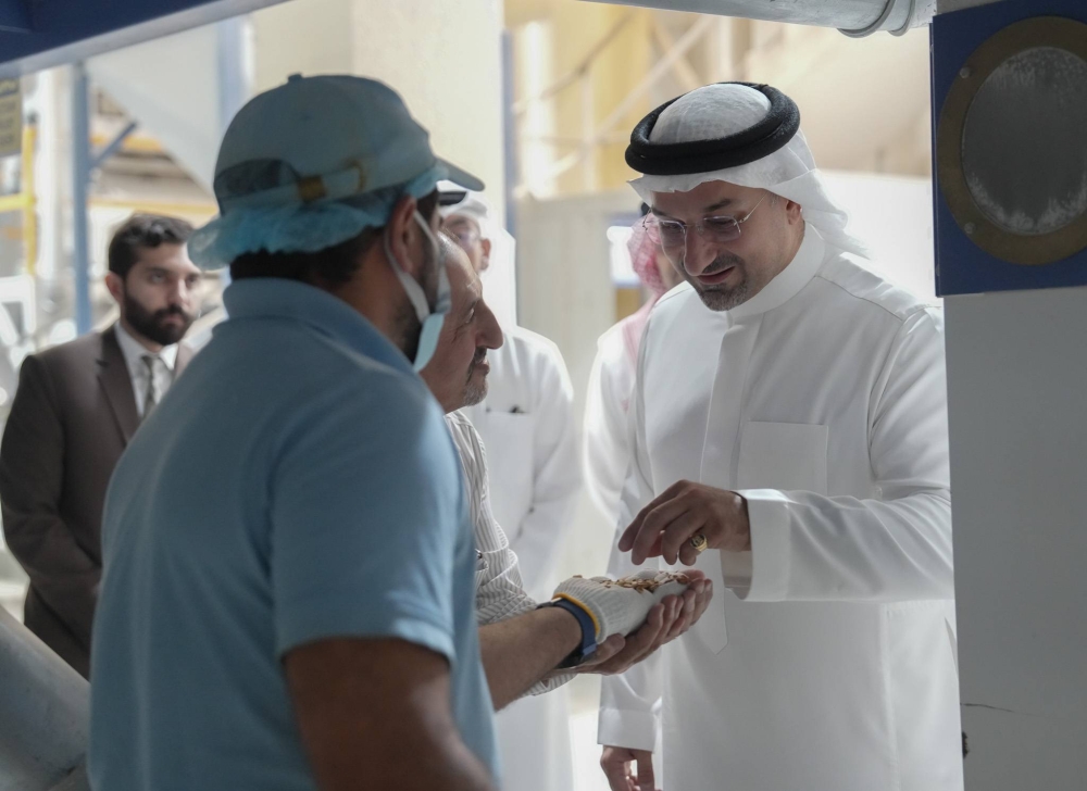 وزير الصناعة والتجارة يقوم بزيارة تفقدية إلى مصنع "التعاون للمواد الغذائية" بمدينة سلمان الصناعية