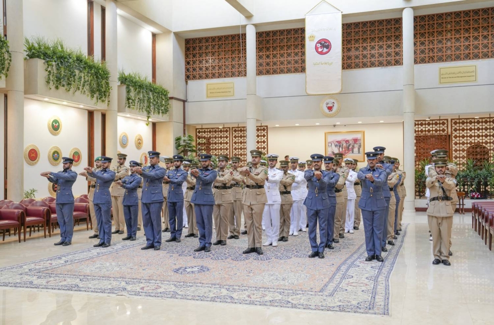 وزير شؤون الدفاع يستقبل عدداً من الضباط الخريجين حديثاً من الكليات والمعاهد العسكرية لأداء القسم القانوني