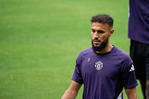 إصابة نصير مزراوي تربك حسابات مانشستر يونايتد قبل انطلاق الموسم الجديد