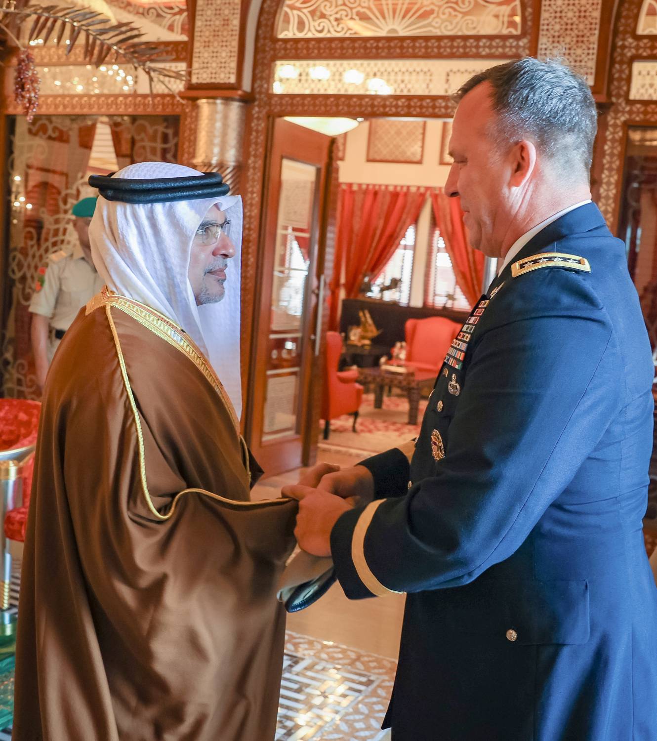 الملك القائد الأعلى للقوات المسلحة يستقبل قائد القيادة المركزية الأمريكية والوفد المرافق