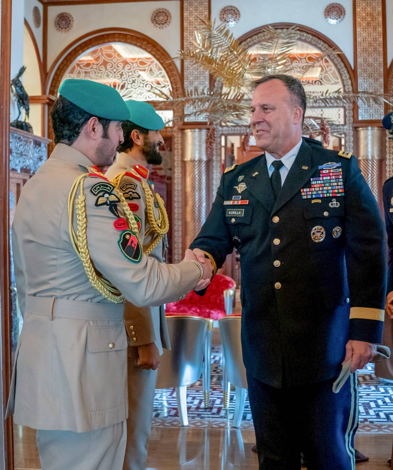 الملك القائد الأعلى للقوات المسلحة يستقبل قائد القيادة المركزية الأمريكية والوفد المرافق