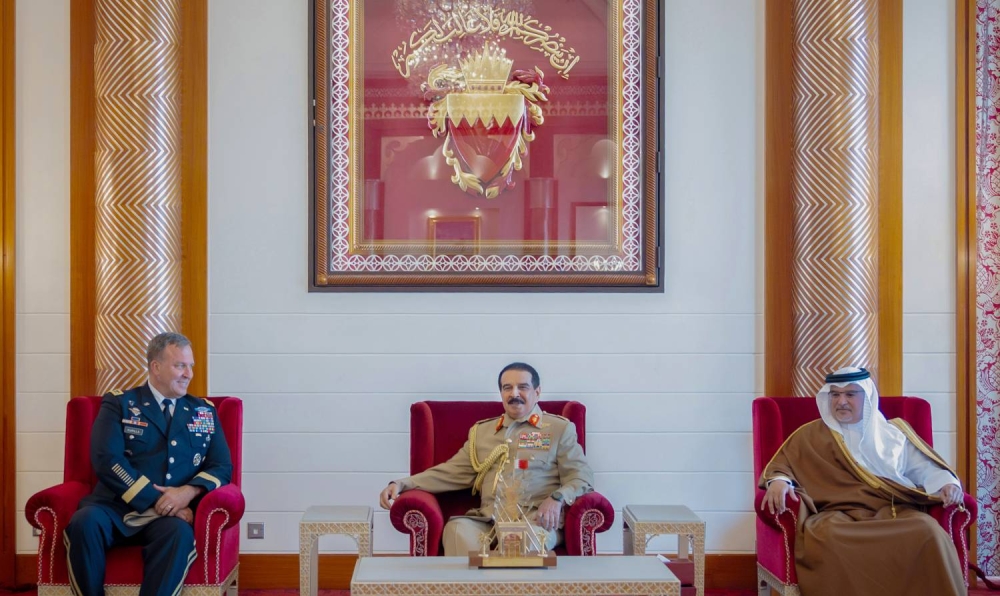 الملك القائد الأعلى للقوات المسلحة يستقبل قائد القيادة المركزية الأمريكية والوفد المرافق