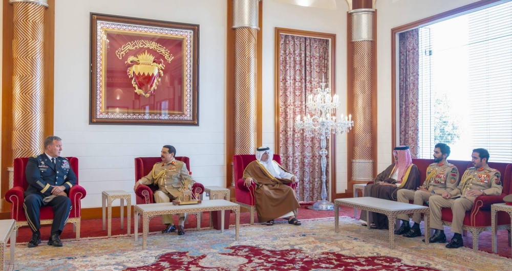 الملك القائد الأعلى للقوات المسلحة يستقبل قائد القيادة المركزية الأمريكية والوفد المرافق