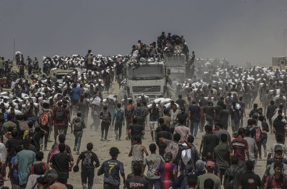 الضغوط الدولية تجبر اسرائيل على إدخال شاحنات المساعدات إلى غزة