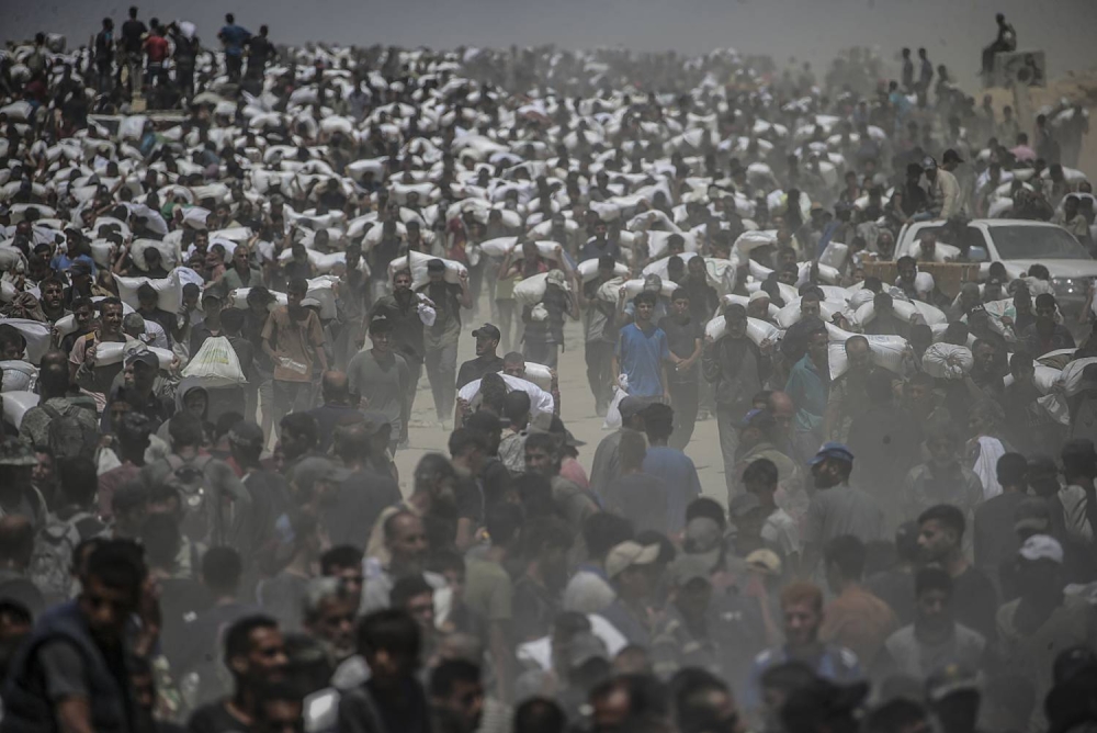 الضغوط الدولية تجبر اسرائيل على إدخال شاحنات المساعدات إلى غزة