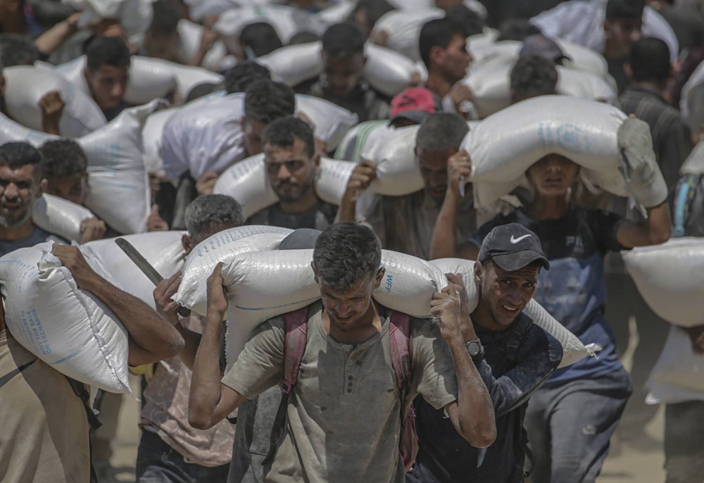 الضغوط الدولية تجبر اسرائيل على إدخال شاحنات المساعدات إلى غزة