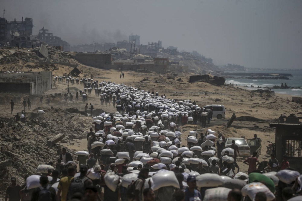 الضغوط الدولية تجبر اسرائيل على إدخال شاحنات المساعدات إلى غزة