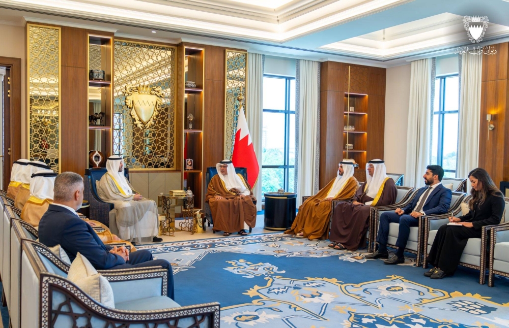 ولي العهد رئيس الوزراء يلتقي رئيس مجلس إدارة بيت التمويل الكويتي